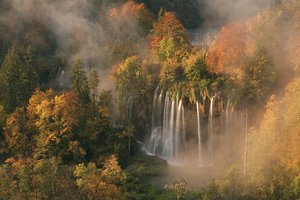 Обои на рабочий стол: 5 октября 2008 года, Водопад Veliki prštavac, лес, Национальный парк Плитвицкие озера (Nacionalni par, осенние цвета, свет зари, утренний туман, Хорватия