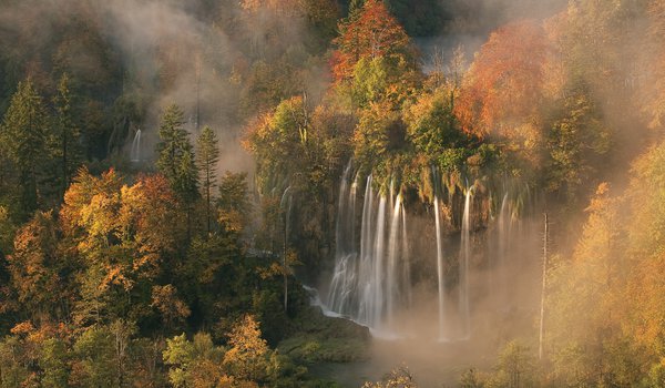 Обои на рабочий стол: 5 октября 2008 года, Водопад Veliki prštavac, лес, Национальный парк Плитвицкие озера (Nacionalni par, осенние цвета, свет зари, утренний туман, Хорватия