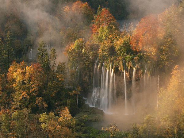 5 октября 2008 года, Водопад Veliki prštavac, лес, Национальный парк Плитвицкие озера (Nacionalni par, осенние цвета, свет зари, утренний туман, Хорватия