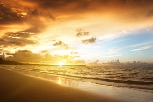 Обои на рабочий стол: закат, море, небо, облака, пейзаж, песок, пляж, природа