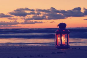 Обои на рабочий стол: вечер, море, облака, песок, пляж, светильник, свеча