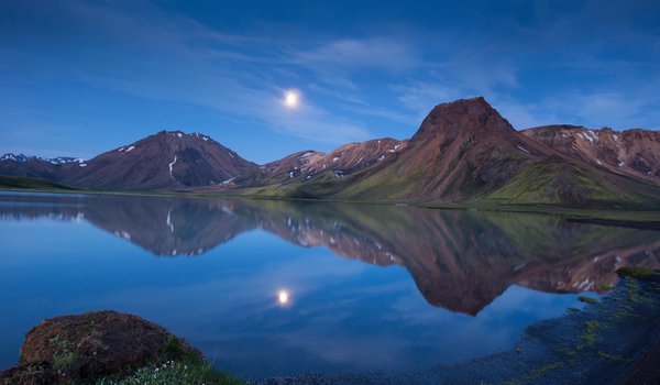 Обои на рабочий стол: вечер, горы, исландия, луна, озеро, отражение, сумерки