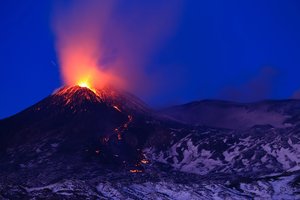 Обои на рабочий стол: Etna, italy, Sicily, вулкан, извержение, италия, лава, Сицилия, Этна, январь 2021