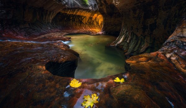Обои на рабочий стол: грот, камни, листва, осень, пещера, поток, река, скалы
