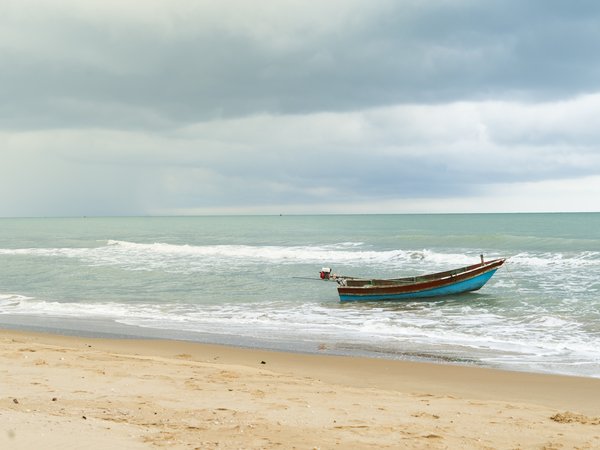 beach, boat, lonely, sand, sea, seascape, summer, wave, волны, лето, лодка, море, небо, песок, пляж, тучи