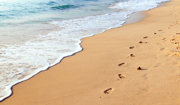 Обои на рабочий стол: beach, footsteps, sand, sea, seascape, summer, wave, волны, лето, море, песок, пляж, следы