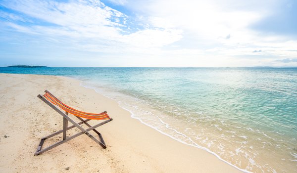 Обои на рабочий стол: beach, blue, sand, sea, summer, wave, волны, лето, море, песок, пляж, шезлонг