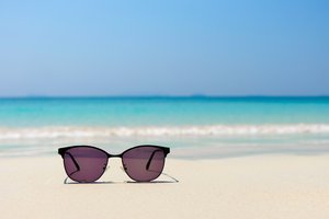 Обои на рабочий стол: beach, sand, sea, summer, sunglasses, vacation, лето, море, отдых, очки, песок, пляж