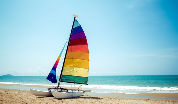 Обои на рабочий стол: beach, boat, colorful, sand, sea, summer, wave, волны, лето, море, парус, песок, пляж, яхта