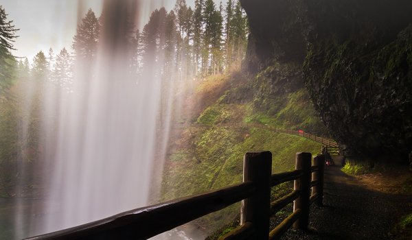 Обои на рабочий стол: fence, Monsoon, moss, nature, Oregon, path, rocks, South Falls, trees, United States of America, usa, water, waterfall