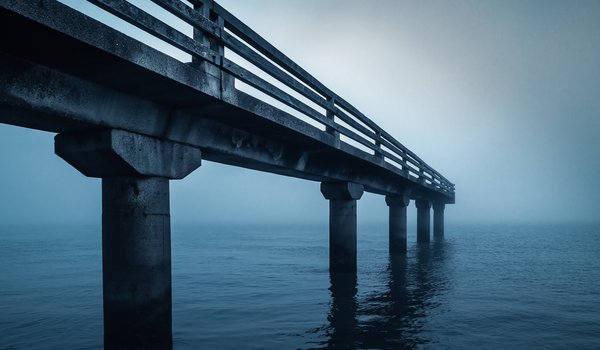 Обои на рабочий стол: море, мост, туман