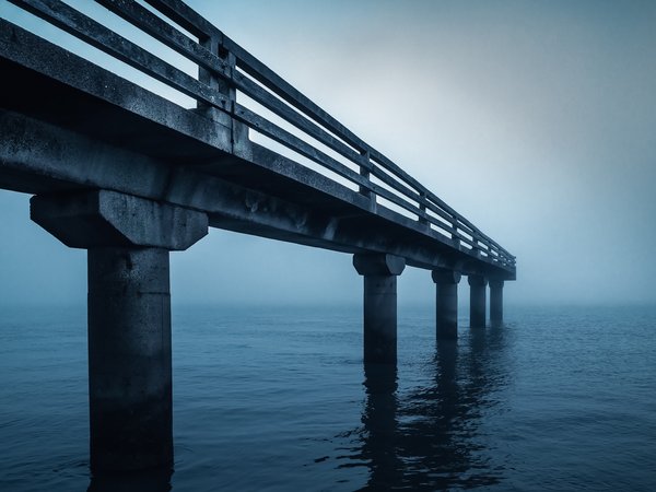 море, мост, туман