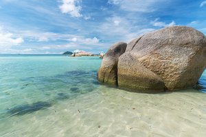 Обои на рабочий стол: голубое небо, камень, море, пляж, тропики