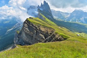 Обои на рабочий стол: clouds, green, mountain, nature