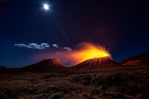 Обои на рабочий стол: вулкан, луна, ночь, огонь, свет