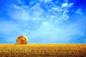 Обои на рабочий стол: поле, рулон, солома, стог