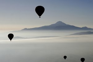 Обои на рабочий стол: воздушный шар, гора, туман