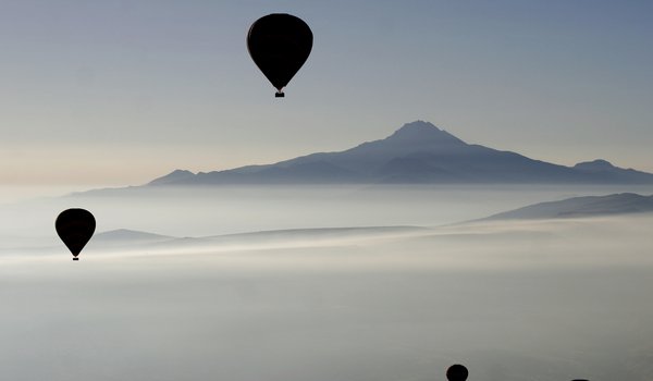Обои на рабочий стол: воздушный шар, гора, туман