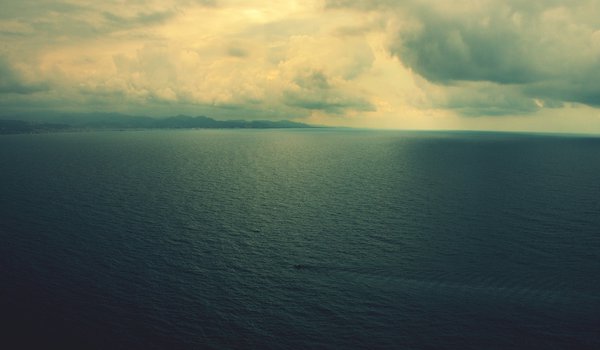 Обои на рабочий стол: море, тучи