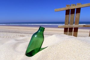 Обои на рабочий стол: бутылки, море, песок, пляж