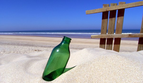 Обои на рабочий стол: бутылки, море, песок, пляж