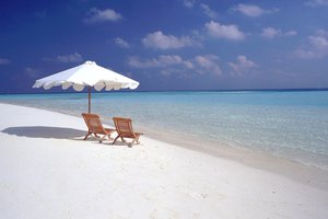 Обои на рабочий стол: вода, зонт, море, пляж, шезлонг