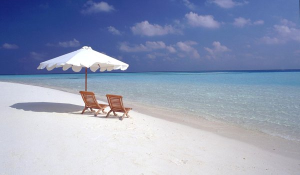 Обои на рабочий стол: вода, зонт, море, пляж, шезлонг