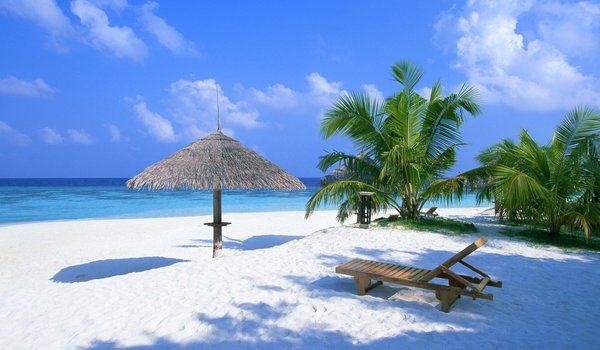 Обои на рабочий стол: зонт, лежак, море, пляж