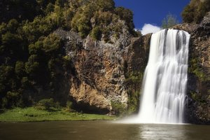 Обои на рабочий стол: водопад, озеро, скалы