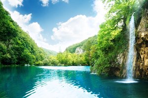 Обои на рабочий стол: водопад, деревья, облака, река