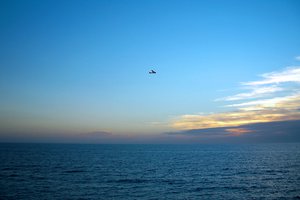 Обои на рабочий стол: море, небо, самолёт