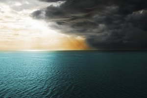Обои на рабочий стол: море, тучи