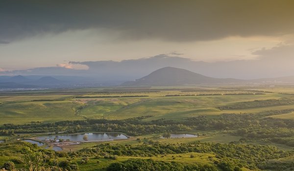 Обои на рабочий стол: гора, луг, озеро, тучи