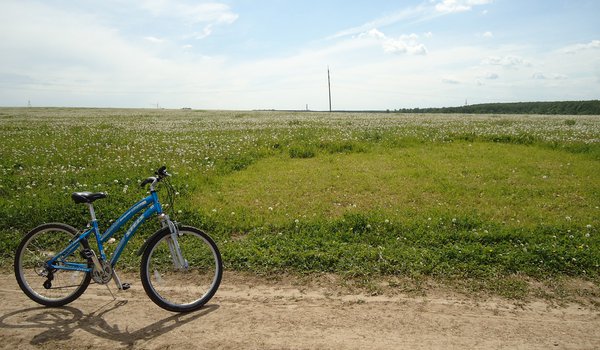 Обои на рабочий стол: велосипед, луг, небо, пейзаж, трава