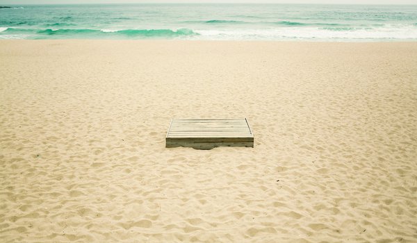 Обои на рабочий стол: море, песок, пляж, ящик