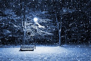 Обои на рабочий стол: зима, ночь, скамейка, снег, фонарь