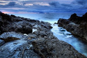 Обои на рабочий стол: море, река, скалы, тучи