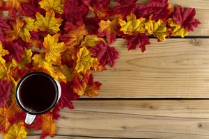 Обои на рабочий стол: autumn, colorful, leaves, maple, tea cup, wood, доски, клён, листья, осень, фон, чашка чая