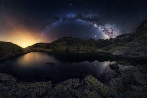 Обои на рабочий стол: Antonio Prado Pérez, lake, Meteor, milky way, mountains, reflection, горы, метеор, млечный путь, озеро, отражение