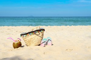 Обои на рабочий стол: beach, coconut, sand, sea, summer, tropical, vacation, кокос, лето, море, небо, песок, пляж