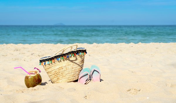 Обои на рабочий стол: beach, coconut, sand, sea, summer, tropical, vacation, кокос, лето, море, небо, песок, пляж