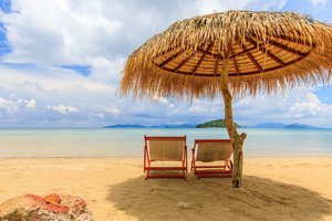 Обои на рабочий стол: beach, beautiful, palms, paradise, sand, sea, seascape, summer, tropical, umbrella, берег, зонт, лето, море, небо, пальмы, песок, пляж, солнце, шезлонг