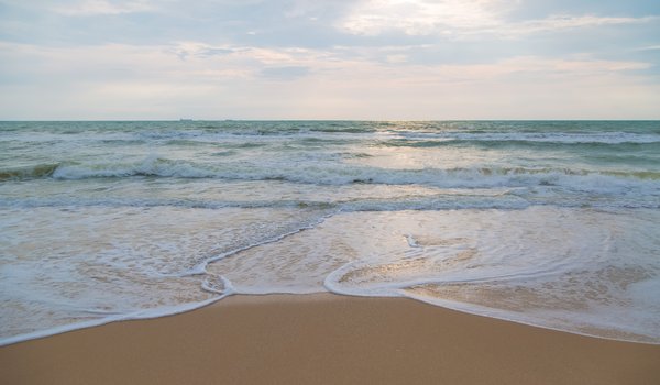 Обои на рабочий стол: beach, blue, sand, sea, seascape, summer, wave, берег, волны, лето, море, небо, песок, пляж