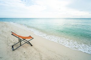 Обои на рабочий стол: beach, blue, sand, sea, seascape, summer, wave, волны, лето, море, небо, песок, пляж, шезлонг