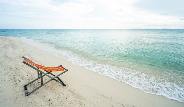 Обои на рабочий стол: beach, blue, sand, sea, seascape, summer, wave, волны, лето, море, небо, песок, пляж, шезлонг