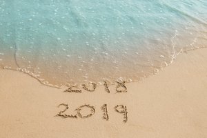 Обои на рабочий стол: 2019, beach, new year, sand, sea, seascape, summer, wave, волны, лето, море, новый год, песок, пляж