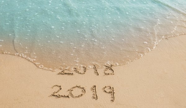 Обои на рабочий стол: 2019, beach, new year, sand, sea, seascape, summer, wave, волны, лето, море, новый год, песок, пляж