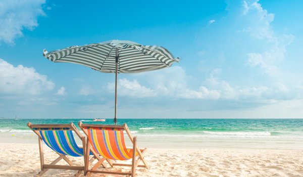 Обои на рабочий стол: beach, blue, sand, sea, seascape, summer, wave, волны, лето, море, песок, пляж, шезлонг
