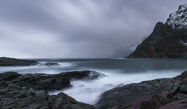 Обои на рабочий стол: горы, дымка, камни, море, природа, серый день, скалы, туман, тучи, фьорд