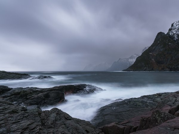 горы, дымка, камни, море, природа, серый день, скалы, туман, тучи, фьорд